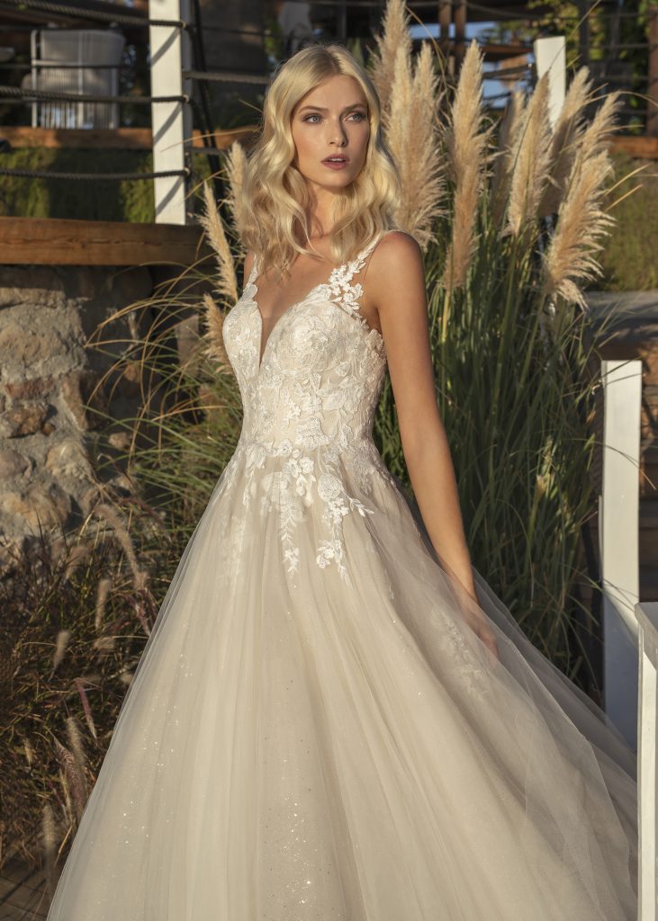 Νυφικό με δαντέλα και τούλινη φούστα σε Ballgown γραμμή